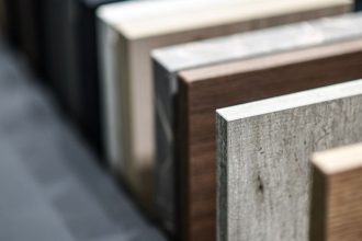 Wzorniki obrzeża RAUKANTEX marki REHAU w różnych dekorach, w tym drewnopodobnych i betonowych, prezentujące szeroką ofertę dla nowoczesnego stolarstwa.