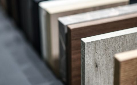 Wzorniki obrzeża RAUKANTEX marki REHAU w różnych dekorach, w tym drewnopodobnych i betonowych, prezentujące szeroką ofertę dla nowoczesnego stolarstwa.