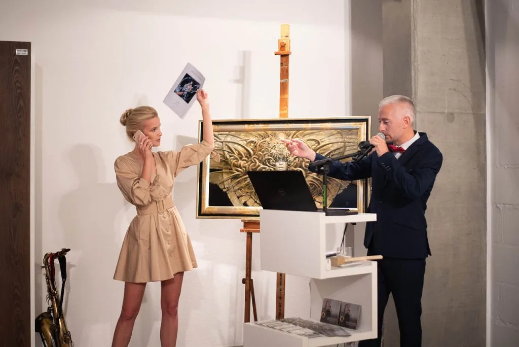 Wernisaż wystawy Karola Bąka „Arte Factum” (wrzesień 2019 r.) i pierwsza w historii galerii aukcja. Licytację prowadzili Marta Kowalczyk, córka Violetty Kowalczyk i Paweł Wylegała – konferansjer. Dochód z aukcji zasilił działającą w Koninie sekcję koszykarzy na wózkach, z którą od lat współpracuje V.A. Gallery Poland.