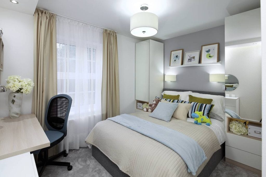 Apartament w Woking, Wielka Brytania. To wnętrze jest przykładem maksymalnego wykorzystania potencjału zabudowy stolarskiej i rozwiązań wielofunkcyjnych. Kluczem było stworzenie przestrzeni uporządkowanej wizualnie, ale jednocześnie elastycznej i dopasowanej do zmieniających się potrzeb mieszkańców. Zastosowane w tym projekcie rozwiązania pozwoliły zachować poczucie przestronności bez kompromisów w zakresie funkcjonalności. Udowodniły tym samym, że nawet na niewielkim metrażu można stworzyć wnętrze komfortowe i ponadczasowe. Proj. arch. Małgorzata Brewczyńska, Inventive Interiors.
