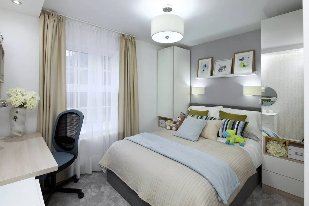 Apartament w Woking, Wielka Brytania. To wnętrze jest przykładem maksymalnego wykorzystania potencjału zabudowy stolarskiej i rozwiązań wielofunkcyjnych. Kluczem było stworzenie przestrzeni uporządkowanej wizualnie, ale jednocześnie elastycznej i dopasowanej do zmieniających się potrzeb mieszkańców. Zastosowane w tym projekcie rozwiązania pozwoliły zachować poczucie przestronności bez kompromisów w zakresie funkcjonalności. Udowodniły tym samym, że nawet na niewielkim metrażu można stworzyć wnętrze komfortowe i ponadczasowe. Proj. arch. Małgorzata Brewczyńska, Inventive Interiors.