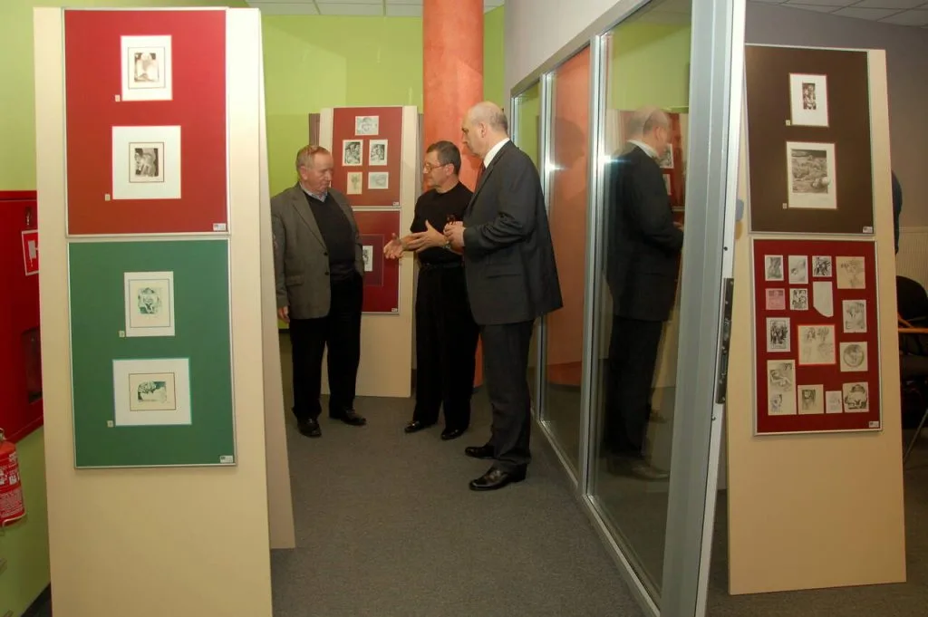 Pierwszy spotkanie w ramach cyklu „Mariaż Sztuki z Biznesem”: wernisaż wystawy Ryszarda Balonia „Erotyka w rysunku”, 15 grudnia 2011 r. Od lewej: Bronisław Stań – właściciel firmy Metalmex, Ryszard Baloń i Andrzej Dubil – doradca handlowy w Rehau.