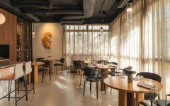 Studio Rysik stworzyło dla restauracji Bez Gwiazdek w sercu Powiśla przestrzeń pełną harmonii i spokoju. Naturalny len w oknach i szklanych przegrodach delikatnie filtruje światło, odcinając gości od zgiełku ulicy Wiślanej i wprowadzając ich w nastrojową strefę barw ziemi. Fot. Anna Gudaniec.