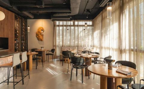 Studio Rysik stworzyło dla restauracji Bez Gwiazdek w sercu Powiśla przestrzeń pełną harmonii i spokoju. Naturalny len w oknach i szklanych przegrodach delikatnie filtruje światło, odcinając gości od zgiełku ulicy Wiślanej i wprowadzając ich w nastrojową strefę barw ziemi. Fot. Anna Gudaniec.