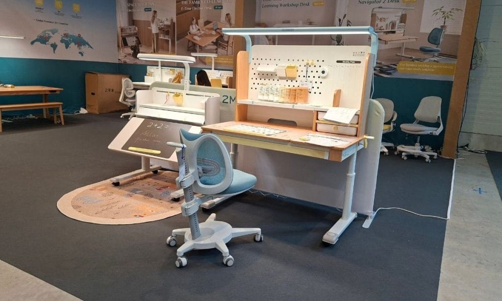 Ergonimiczne biurka dziecięce i krzesła regulowane z tablicą na stoisku 2M2 Kids na targach M.O.W. 2026.