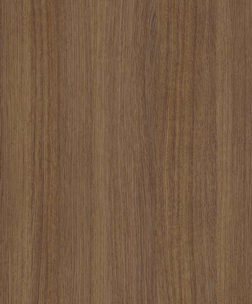 Merlot Oak firmy Interprint Polska wyróżnia się głębokim wybarwieniem, uzyskanym dzięki autorskiej technice inspirowanej barwieniem czerwonym winem. Intensywny kolor podkreśla rysunek drewna i nadaje powierzchni szlachetny charakter. To dekor wpisujący się w rosnącą popularność ciemniejszych gatunków drewna we współczesnych wnętrzach.