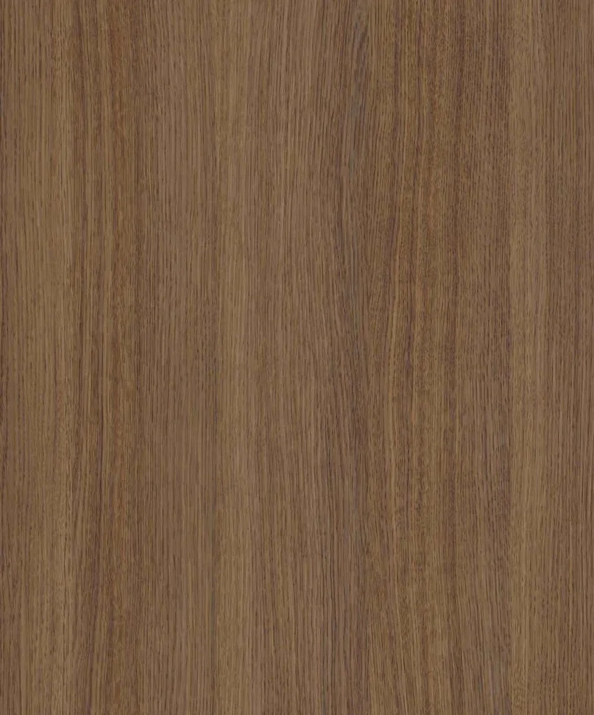 Merlot Oak firmy Interprint Polska wyróżnia się głębokim wybarwieniem, uzyskanym dzięki autorskiej technice inspirowanej barwieniem czerwonym winem. Intensywny kolor podkreśla rysunek drewna i nadaje powierzchni szlachetny charakter. To dekor wpisujący się w rosnącą popularność ciemniejszych gatunków drewna we współczesnych wnętrzach.