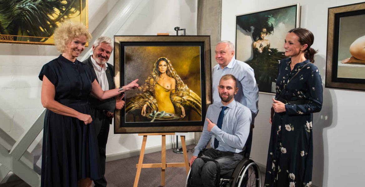 Wernisaż wystawy Karola Bąka „Arte Factum” (wrzesień 2019 r.) i pierwsza w historii galerii aukcja, z której dochód zasilił działającą w Koninie sekcję koszykarzy na wózkach, z którą od lat współpracuje V.A. Gallery Poland. Od lewej: Violetta Kowalczyk, Karol Bąk, Andrzej Perzanowski, który wylicytował obraz, Marek Bystrzycki – twórca konińskiej koszykówki na wózkach i Zuzanna Janaszek-Maciaszek – prezes Fundacji im. dr Piotra Janaszka Podaj Dalej.