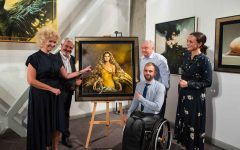 Wernisaż wystawy Karola Bąka „Arte Factum” (wrzesień 2019 r.) i pierwsza w historii galerii aukcja, z której dochód zasilił działającą w Koninie sekcję koszykarzy na wózkach, z którą od lat współpracuje V.A. Gallery Poland. Od lewej: Violetta Kowalczyk, Karol Bąk, Andrzej Perzanowski, który wylicytował obraz, Marek Bystrzycki – twórca konińskiej koszykówki na wózkach i Zuzanna Janaszek-Maciaszek – prezes Fundacji im. dr Piotra Janaszka Podaj Dalej.