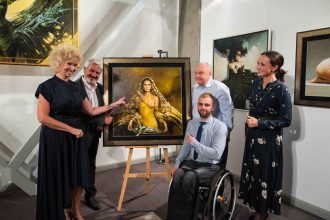 Wernisaż wystawy Karola Bąka „Arte Factum” (wrzesień 2019 r.) i pierwsza w historii galerii aukcja, z której dochód zasilił działającą w Koninie sekcję koszykarzy na wózkach, z którą od lat współpracuje V.A. Gallery Poland. Od lewej: Violetta Kowalczyk, Karol Bąk, Andrzej Perzanowski, który wylicytował obraz, Marek Bystrzycki – twórca konińskiej koszykówki na wózkach i Zuzanna Janaszek-Maciaszek – prezes Fundacji im. dr Piotra Janaszka Podaj Dalej.