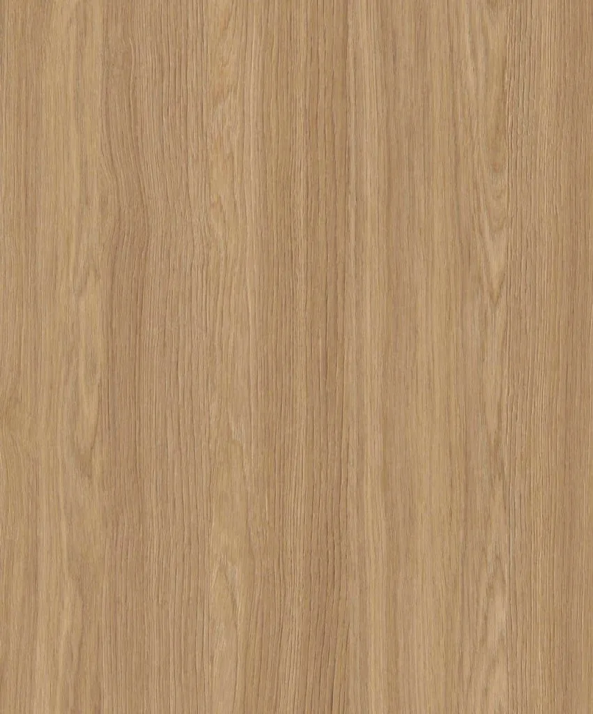 Tamana Oak (Interprint Polska) czerpie inspirację z dębów rosnących we wschodniej Francji, gdzie wolniejszy wzrost drzew przekłada się na zwartą strukturę i delikatny rysunek słojów. Jego ciepły, złocistobrązowy ton i subtelne katedry tworzą dekor o naturalnym i eleganckim charakterze.