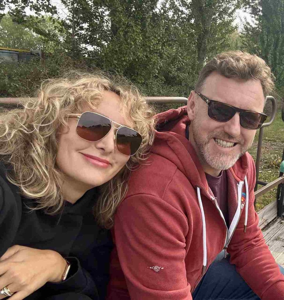 Ewelina i Piotr Wójcik – jedna z rzadkich chwil „bez mebli”.