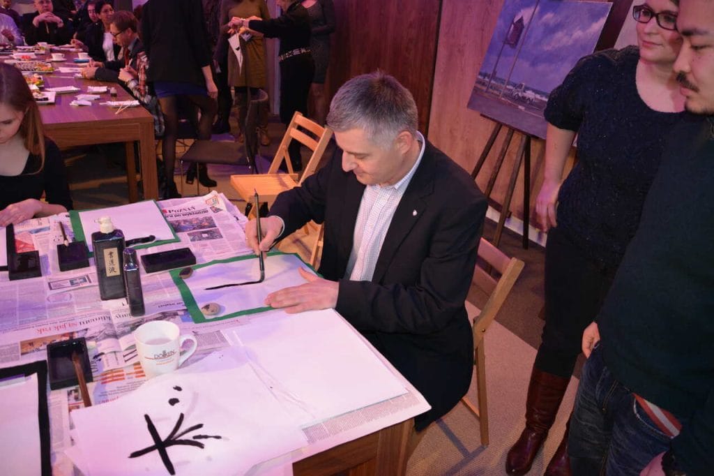 Japan Day: Michał Reck, dyrektor handlowy Rehau, uczący się kaligrafii.