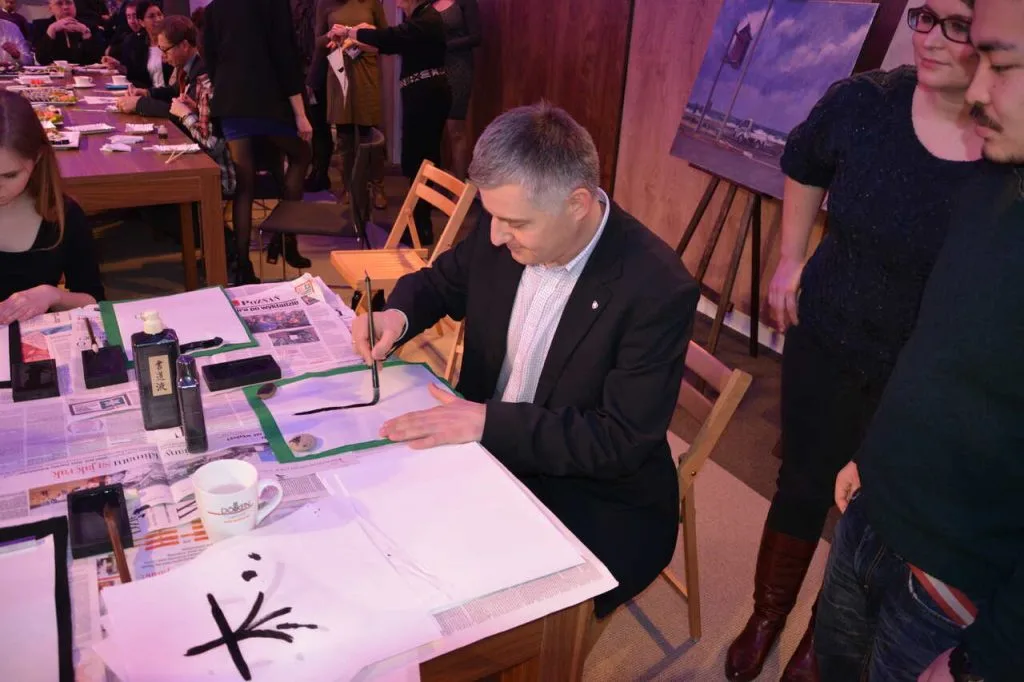 Japan Day: Michał Reck, dyrektor handlowy Rehau, uczący się kaligrafii.