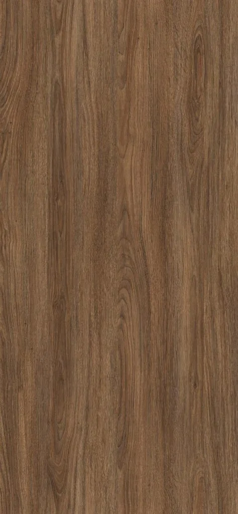 Village Oak firmy Impress Decor Polska to nowoczesna interpretacja naturalnego dębu, łącząca klasyczne usłojenie z ciepłą, zrównoważoną kolorystyką. Jego uniwersalny charakter sprawia, że doskonale odnajduje się zarówno w meblach kuchennych, jak i salonowych czy sypialnianych. To dekor odpowiadający potrzebie projektowania wnętrz, które pozostają aktualne przez wiele lat.