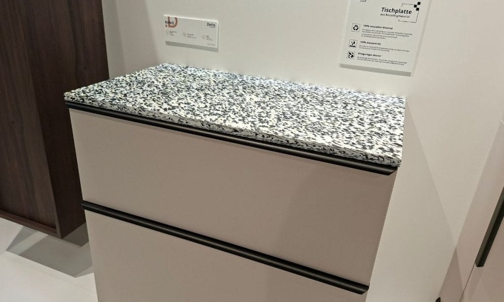 ALT: Komoda lub szafka z blatem ze wzorzystego materiału z recyklingu (Deftrans / Defra) zaprezentowana na M.O.W. 2026.