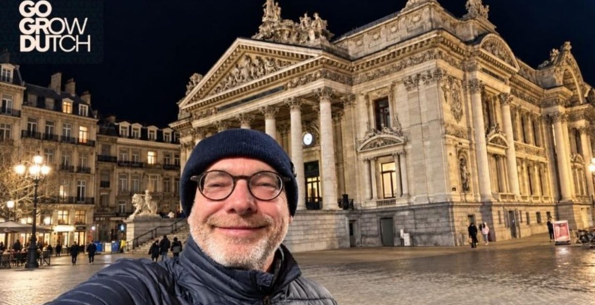 Jack Kleppe (Go Grow Dutch) uśmiecha się na selfie na tle brukselskiej Giełdy w nocy. Fotografia powiązana z tematem: lead generation w Beneluksie.