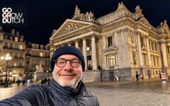 Jack Kleppe (Go Grow Dutch) uśmiecha się na selfie na tle brukselskiej Giełdy w nocy. Fotografia powiązana z tematem: lead generation w Beneluksie.