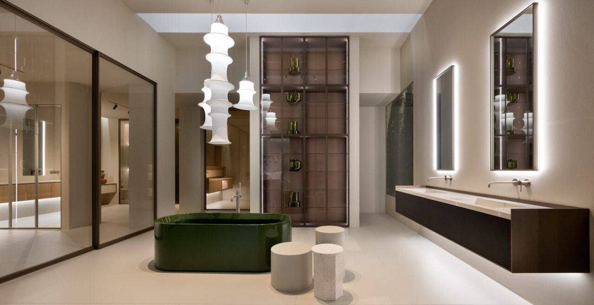 Monolityczna elegancja w domowym SPA? Wielkoformatowe bryły, głęboka butelkowa zieleń wanny oraz linearne oświetlenie LED tworzą architektoniczną harmonię stoiska marki Casabath. Fot. Saverio Lombardi Vallauri / Salone del Mobile.Milano.