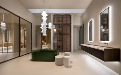 Monolityczna elegancja w domowym SPA? Wielkoformatowe bryły, głęboka butelkowa zieleń wanny oraz linearne oświetlenie LED tworzą architektoniczną harmonię stoiska marki Casabath. Fot. Saverio Lombardi Vallauri / Salone del Mobile.Milano.