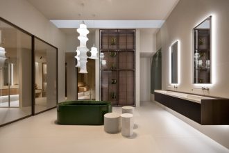 Monolityczna elegancja w domowym SPA? Wielkoformatowe bryły, głęboka butelkowa zieleń wanny oraz linearne oświetlenie LED tworzą architektoniczną harmonię stoiska marki Casabath. Fot. Saverio Lombardi Vallauri / Salone del Mobile.Milano.