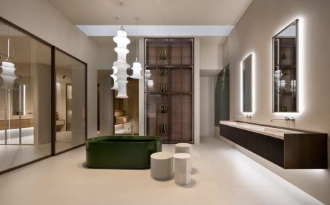 Monolityczna elegancja w domowym SPA? Wielkoformatowe bryły, głęboka butelkowa zieleń wanny oraz linearne oświetlenie LED tworzą architektoniczną harmonię stoiska marki Casabath. Fot. Saverio Lombardi Vallauri / Salone del Mobile.Milano.