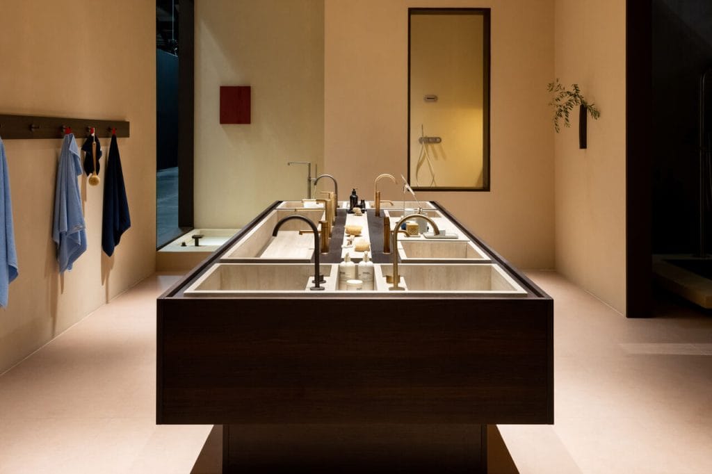 Wyspa ekspozycyjna marki Cristina Rubinetterie prezentuje bogatą gamę nowoczesnej, ergonomicznej armatury na minimalistycznym postumencie. Fot. Saverio Lombardi Vallauri / Salone del Mobile.Milano.