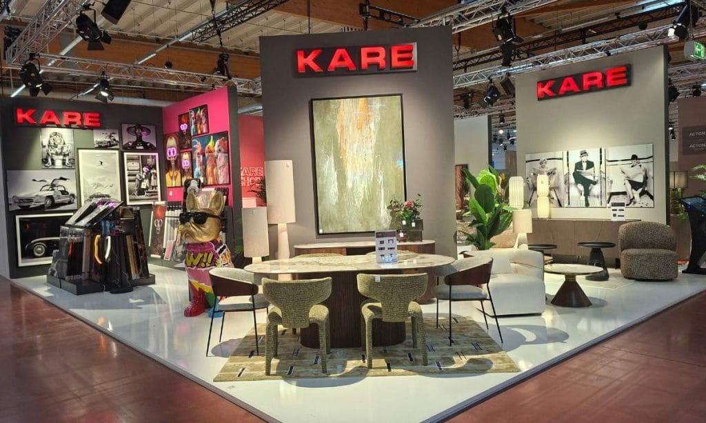 Ekskluzywny stół jadalniany z krzesłami oraz dekoracje na designerskim stoisku Kare Design podczas M.O.W. 2026.