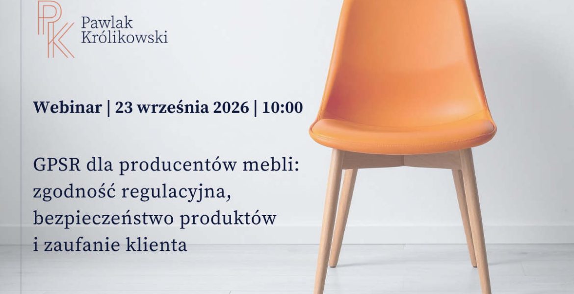 Grafika informacyjna dotycząca webinaru „GPSR dla producentów mebli: zgodność regulacyjna, bezpieczeństwo produktów i zaufanie klienta”. Wydarzenie kancelarii Pawlak Królikowski zaplanowane na 23 września 2026 roku o godzinie 10:00. Po prawej stronie widoczne jest pomarańczowe krzesło na drewnianych nogach.