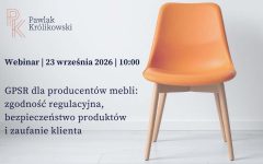 Grafika informacyjna dotycząca webinaru „GPSR dla producentów mebli: zgodność regulacyjna, bezpieczeństwo produktów i zaufanie klienta”. Wydarzenie kancelarii Pawlak Królikowski zaplanowane na 23 września 2026 roku o godzinie 10:00. Po prawej stronie widoczne jest pomarańczowe krzesło na drewnianych nogach.