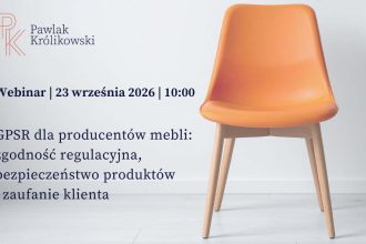 Grafika informacyjna dotycząca webinaru „GPSR dla producentów mebli: zgodność regulacyjna, bezpieczeństwo produktów i zaufanie klienta”. Wydarzenie kancelarii Pawlak Królikowski zaplanowane na 23 września 2026 roku o godzinie 10:00. Po prawej stronie widoczne jest pomarańczowe krzesło na drewnianych nogach.