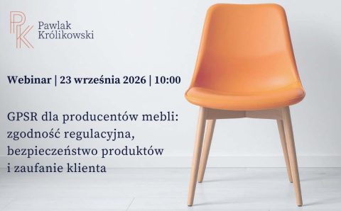 Grafika informacyjna dotycząca webinaru „GPSR dla producentów mebli: zgodność regulacyjna, bezpieczeństwo produktów i zaufanie klienta”. Wydarzenie kancelarii Pawlak Królikowski zaplanowane na 23 września 2026 roku o godzinie 10:00. Po prawej stronie widoczne jest pomarańczowe krzesło na drewnianych nogach.