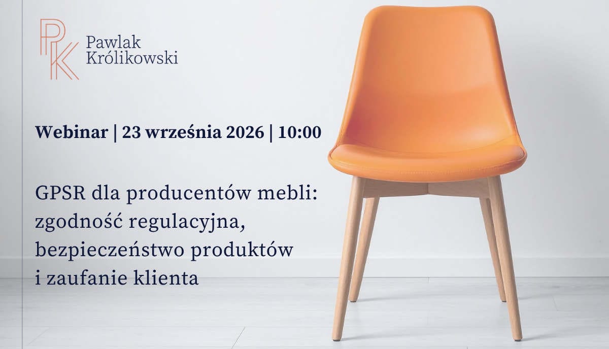 Grafika informacyjna dotycząca webinaru „GPSR dla producentów mebli: zgodność regulacyjna, bezpieczeństwo produktów i zaufanie klienta”. Wydarzenie kancelarii Pawlak Królikowski zaplanowane na 23 września 2026 roku o godzinie 10:00. Po prawej stronie widoczne jest pomarańczowe krzesło na drewnianych nogach.