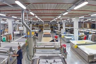 Pierwsze półrocze 2026 roku przyniosło kolejne spadki wartości produkcji sprzedanej mebli.