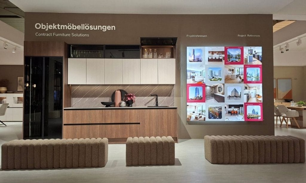 Zabudowa kuchenna i pufy na stoisku rozwiązania dla obiektów (Contract Furniture Solutions) na M.O.W. 2026