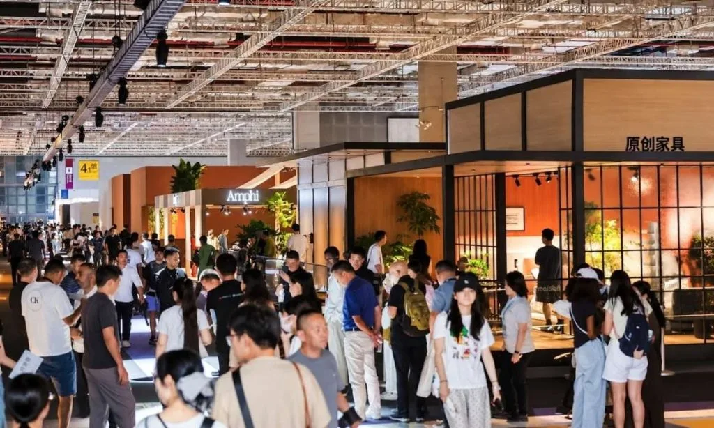 Tłum zwiedzających w strefie Design Eden w hali 4.1 oraz stoisko marki Amphi podczas CIFF Shanghai – targi meblowe w Chinach.