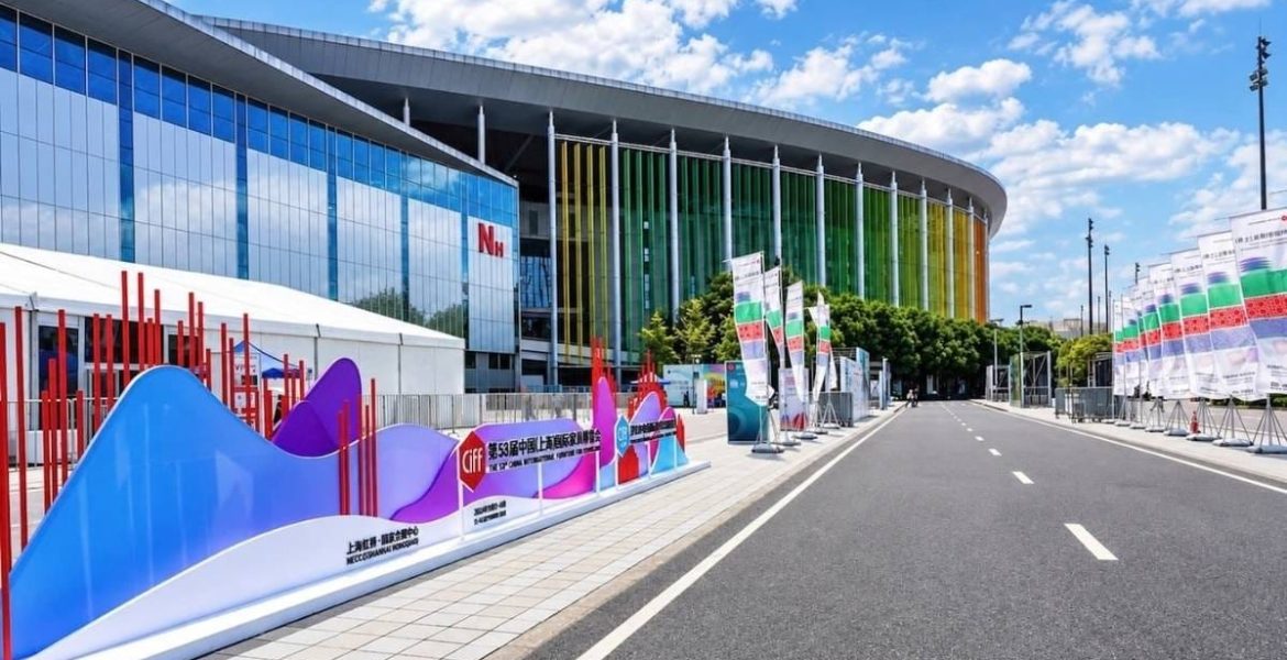Nowoczesny budynek National Exhibition and Convention Center na wydarzeniu 58. edycji CIFF Shanghai – międzynarodowe targi meblowe w Chinach.