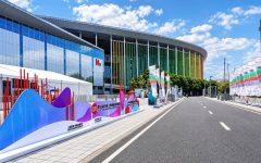 Nowoczesny budynek National Exhibition and Convention Center na wydarzeniu 58. edycji CIFF Shanghai – międzynarodowe targi meblowe w Chinach.