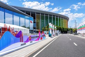 Nowoczesny budynek National Exhibition and Convention Center na wydarzeniu 58. edycji CIFF Shanghai – międzynarodowe targi meblowe w Chinach.