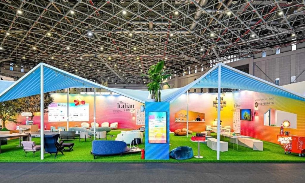 Kolorowa przestrzeń ekspozycyjna The Italian Lounge ze strefą networkingu – CIFF Shanghai targi meblowe w Chinach.