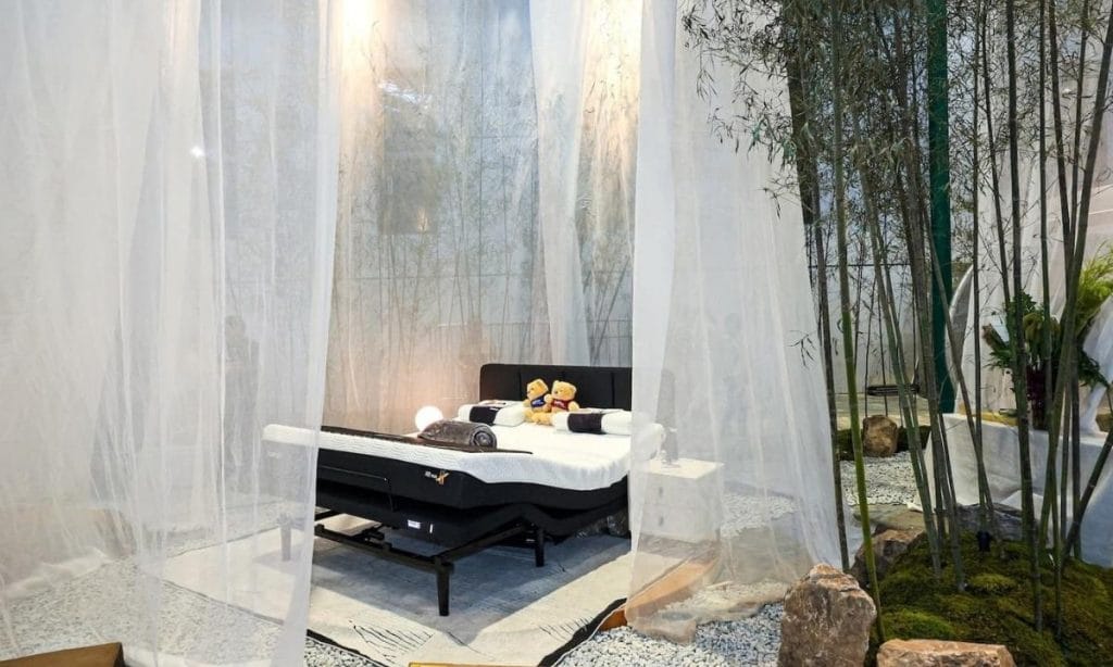 Elektrycznie regulowane inteligentne łóżko MPE Smart Bed w oprawie z bambusa i zwiewnych tkanin – targi meblowe w Chinach CIFF Shanghai.