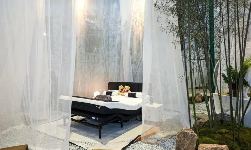Elektrycznie regulowane inteligentne łóżko MPE Smart Bed w oprawie z bambusa i zwiewnych tkanin – targi meblowe w Chinach CIFF Shanghai.