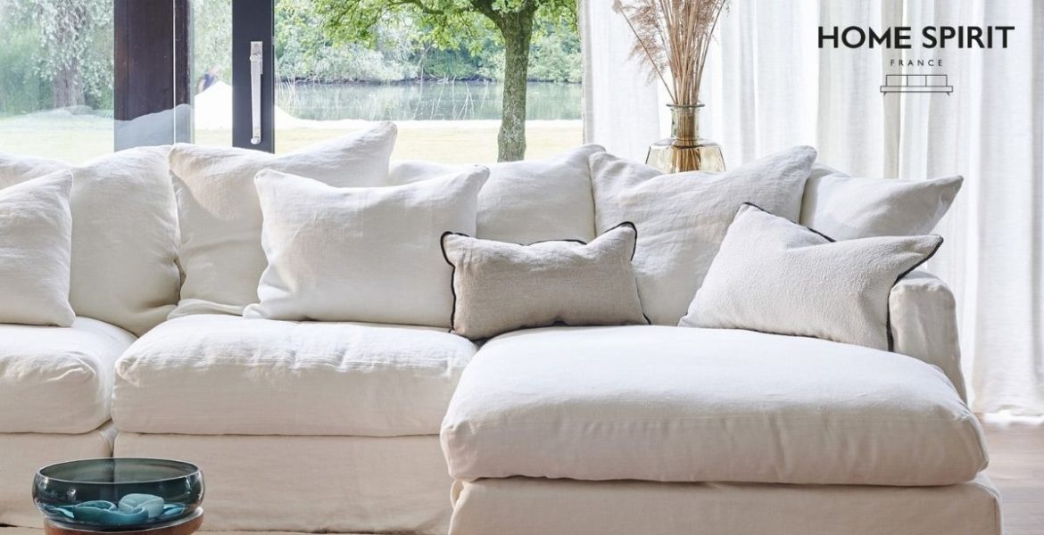 Jasna sofa tapicerowana w nowoczesnym salonie – optymalizacja rozkroju tkanin meblowych Home Spirit.