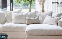 Jasna sofa tapicerowana w nowoczesnym salonie – optymalizacja rozkroju tkanin meblowych Home Spirit.