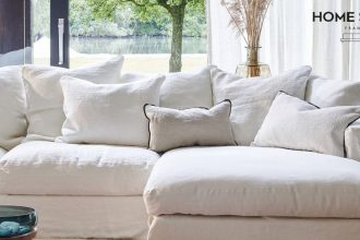 Jasna sofa tapicerowana w nowoczesnym salonie – optymalizacja rozkroju tkanin meblowych Home Spirit.