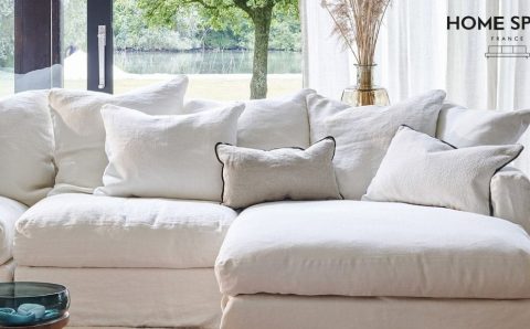 Jasna sofa tapicerowana w nowoczesnym salonie – optymalizacja rozkroju tkanin meblowych Home Spirit.