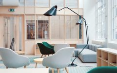 Źródło: https://unsplash.com/photos/black-floor-lamp-on-living-room-sofa-FV3GConVSss.