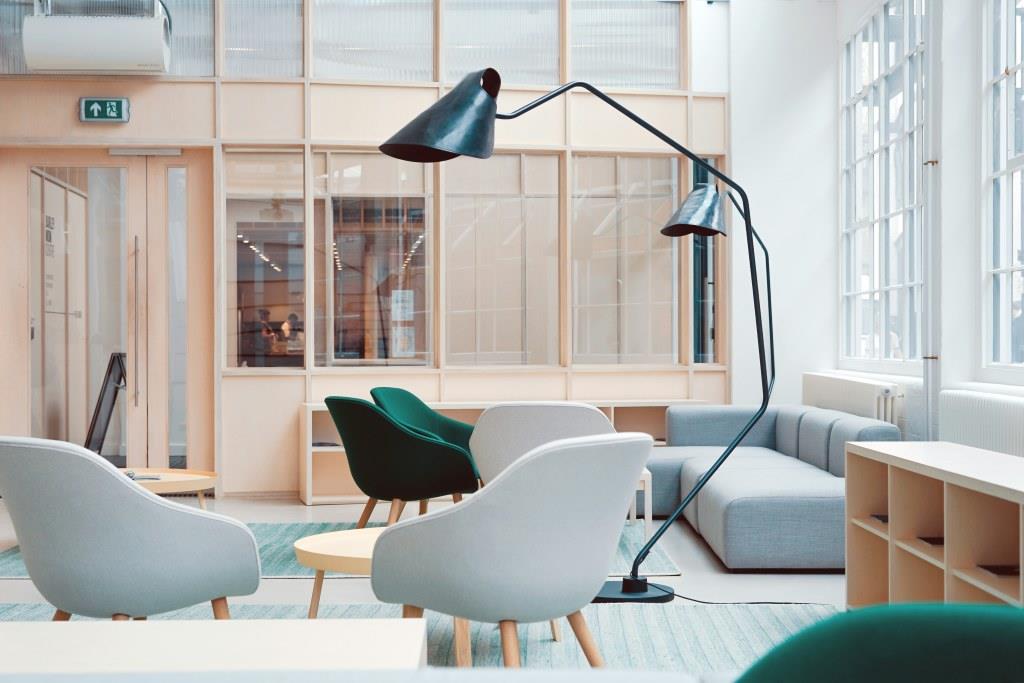 Źródło: https://unsplash.com/photos/black-floor-lamp-on-living-room-sofa-FV3GConVSss.