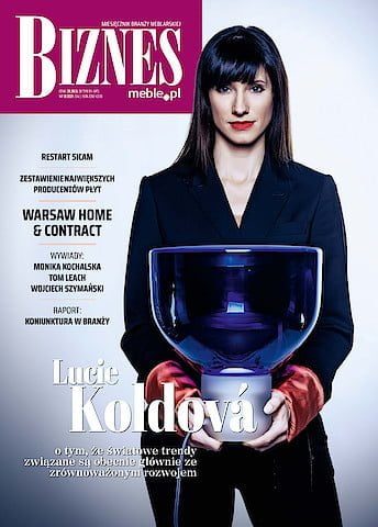Okładka miesięcznika BIZNES.meble.pl - wydanie grudzień 2022. Na okładce Lucie Koldová, projektantka. Fot. David Neff/MAFRA.
