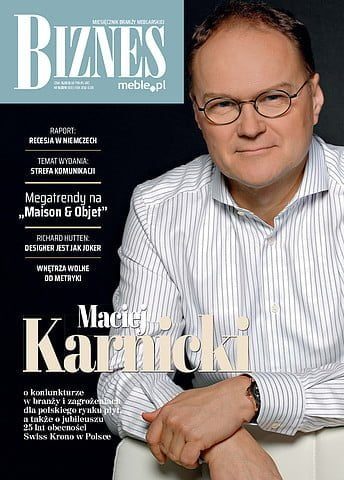 Okładka miesięcznika BIZNES.meble.pl październik 2019, Na okładce: Maciej Karnicki, prezes Swiss Krono